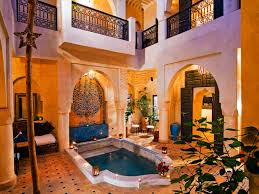 Patio intime et coloré du Riad Papillon avec ses plantes et canapés confortables