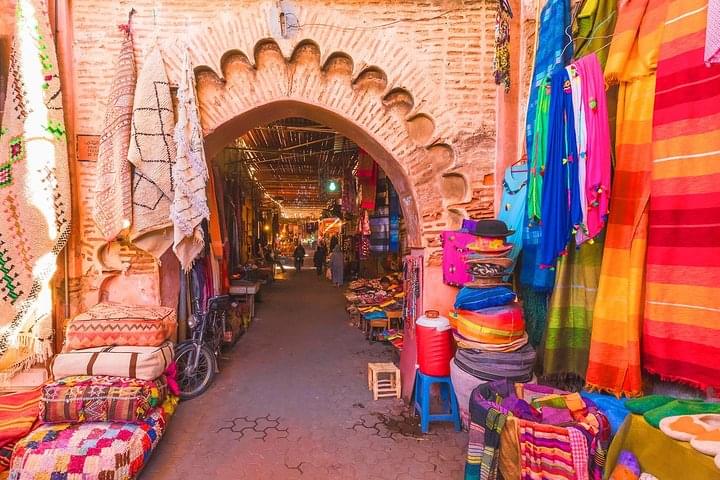 Allée animée des souks de Marrakech