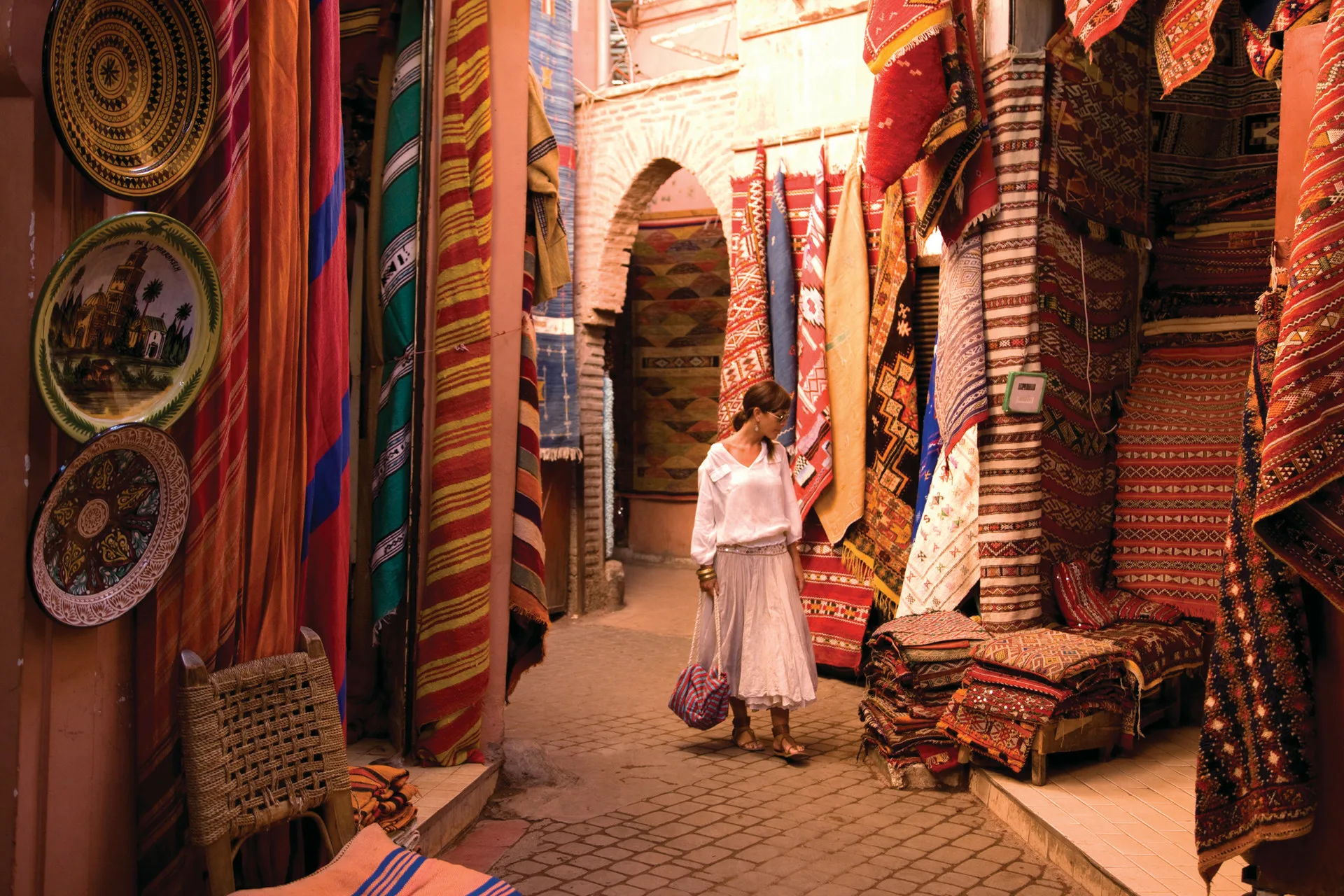 Allée colorée d'un souk marrakchi