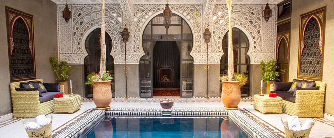 Ambiance conviviale autour d'un repas partagé dans le salon du Riad Touda